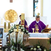 Msza św. przy trumnie budowniczego świątyni.