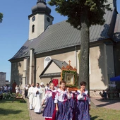 Na sumę odpustową obraz wyjmowany jest z głównego ołtarza. Mieszkanki Glinicy, ubrane w ludowe stroje, w procesji uroczyście przeniosły go do ołtarza polowego na zewnątrz kościoła, gdzie sprawowana była Eucharystia. Zgodnie ze zwyczajem, chlebem i kwiatami witała sołtys Lubecka z delegacją. 
