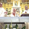 Jubileuszowa Msza św. ks. Piotra Smolki w kościele św. Andrzeja w Zabrzu.  Obok ks. Józef Kara (po lewej) i o. Mieczysław Kożuch, jezuita. 