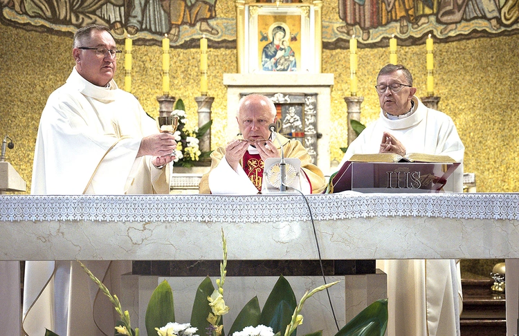 Jubileuszowa Msza św. ks. Piotra Smolki w kościele św. Andrzeja w Zabrzu.  Obok ks. Józef Kara (po lewej) i o. Mieczysław Kożuch, jezuita. 