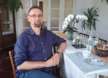 Robert Tokarczyk – niegdyś w niewoli alkoholizmu,  dziś pomaga innym znaleźć drogę  do wolności. 