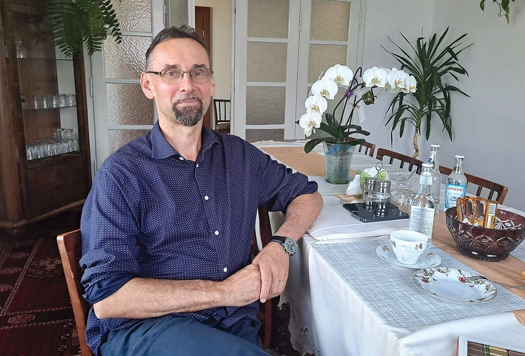 Robert Tokarczyk – niegdyś w niewoli alkoholizmu,  dziś pomaga innym znaleźć drogę  do wolności. 