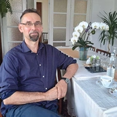 Robert Tokarczyk – niegdyś w niewoli alkoholizmu,  dziś pomaga innym znaleźć drogę  do wolności. 