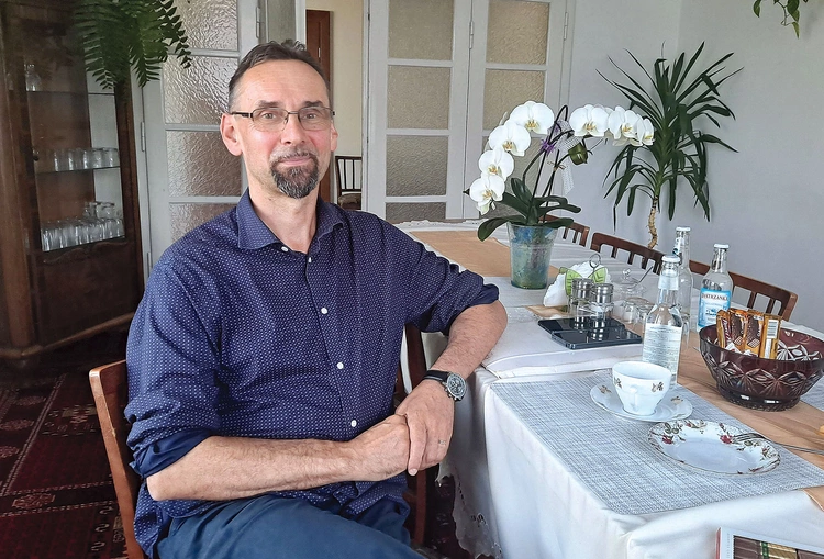 Robert Tokarczyk – niegdyś w niewoli alkoholizmu,  dziś pomaga innym znaleźć drogę  do wolności. 