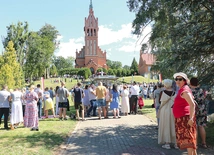 Odpustowa Eucharystia sprawowana jest na placu przed sanktuarium.