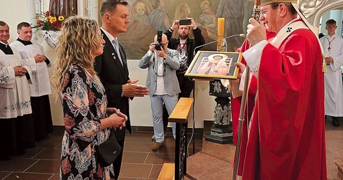 W czasie liturgii luzinianie zabrali ze sobą pobłogosławione wizerunki rzymskiego świętego.