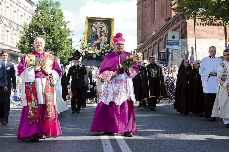 Uroczystościom w Piekarach Śląskich przewodniczył abp Antonio Guido Filipazzi. Uczestniczki powitał bp Marek Szkudło. 