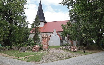 Przestrzeń  wokół łąckiej świątyni.