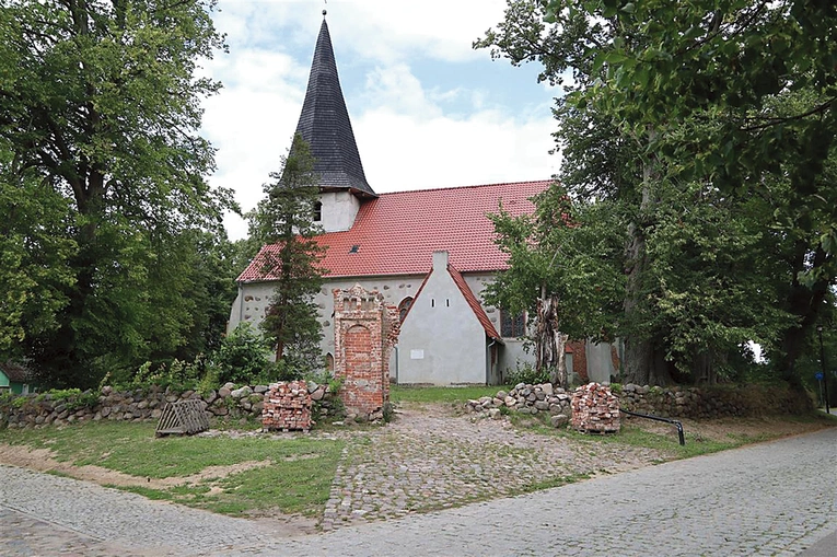 Przestrzeń  wokół łąckiej świątyni.