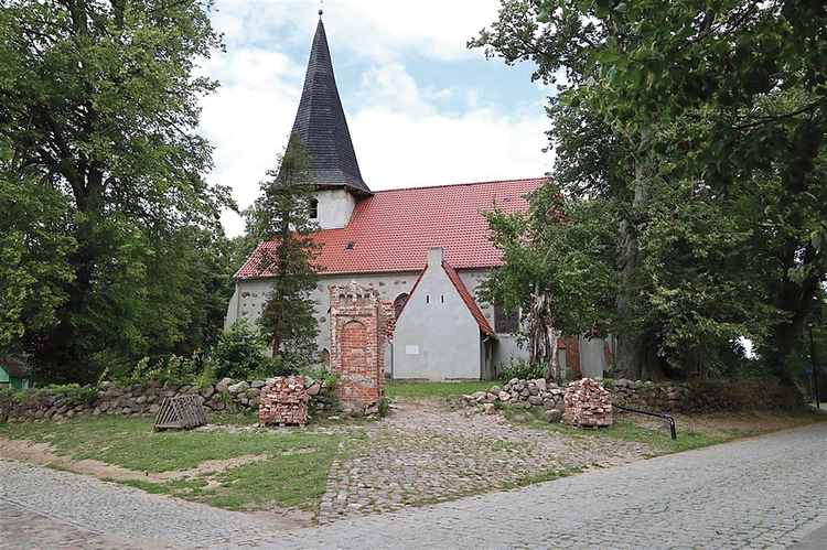 Przestrzeń  wokół łąckiej świątyni.