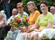 Wielu przybywa z bukietami ziół, podkreślając ludowy charakter uroczystości, zwanej także Matki Bożej Zielnej. 