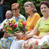 Wielu przybywa z bukietami ziół, podkreślając ludowy charakter uroczystości, zwanej także Matki Bożej Zielnej. 