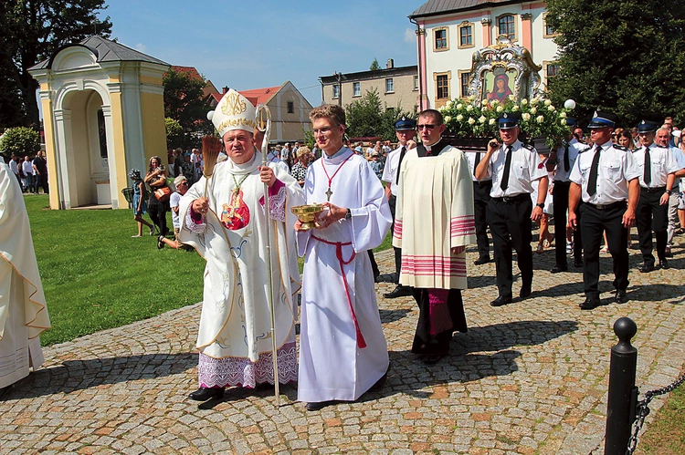 Wielkie święto wiary – tak można określić odpust w Krzeszowie.