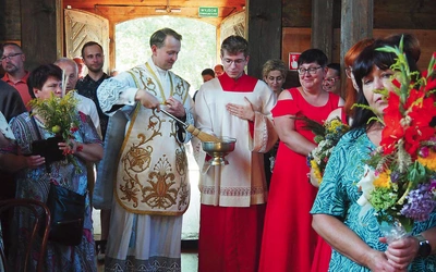 Święcenie bukietów podczas uroczystości odpustowych.