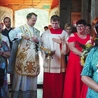 Święcenie bukietów podczas uroczystości odpustowych.