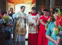 Święcenie bukietów podczas uroczystości odpustowych.