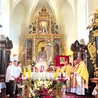 Uroczystej Mszy św. jubileuszowej przewodniczył bp Wojciech Osial, który także poświęcił odnowione ołtarze i ambonę.