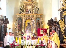Uroczystej Mszy św. jubileuszowej przewodniczył bp Wojciech Osial, który także poświęcił odnowione ołtarze i ambonę.