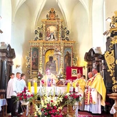Uroczystej Mszy św. jubileuszowej przewodniczył bp Wojciech Osial, który także poświęcił odnowione ołtarze i ambonę.