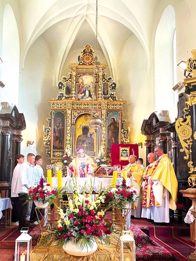 Uroczystej Mszy św. jubileuszowej przewodniczył bp Wojciech Osial, który także poświęcił odnowione ołtarze i ambonę.