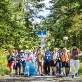 Pielgrzymi idą ze swoimi intencjami. – Każdy kilometr był modlitwą o pokój w sercu. Na początku trochę wymuszoną, ale z każdym dniem coraz szczerzej wypowiadaną – mówi jeden z nich, Marek.