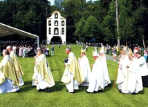 Procesja wejścia podczas sumy odpustowej. 