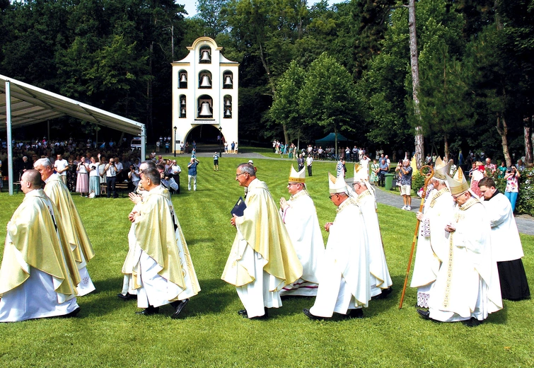 Procesja wejścia podczas sumy odpustowej. 