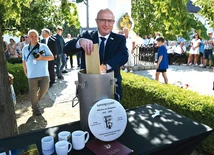 W kapsule umieszczono m.in. widokówki, zdjęcia, okolicznościowe wydanie gazety, monety i inne  pamiątki.
