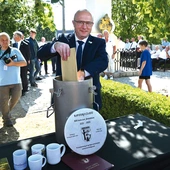 W kapsule umieszczono m.in. widokówki, zdjęcia, okolicznościowe wydanie gazety, monety i inne  pamiątki.