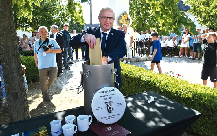 W kapsule umieszczono m.in. widokówki, zdjęcia, okolicznościowe wydanie gazety, monety i inne  pamiątki.