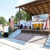 Przedstawiciele parafii powitali biskupa, dziękując  za jego obecność i przypominając najstarsze dzieje wspólnoty.