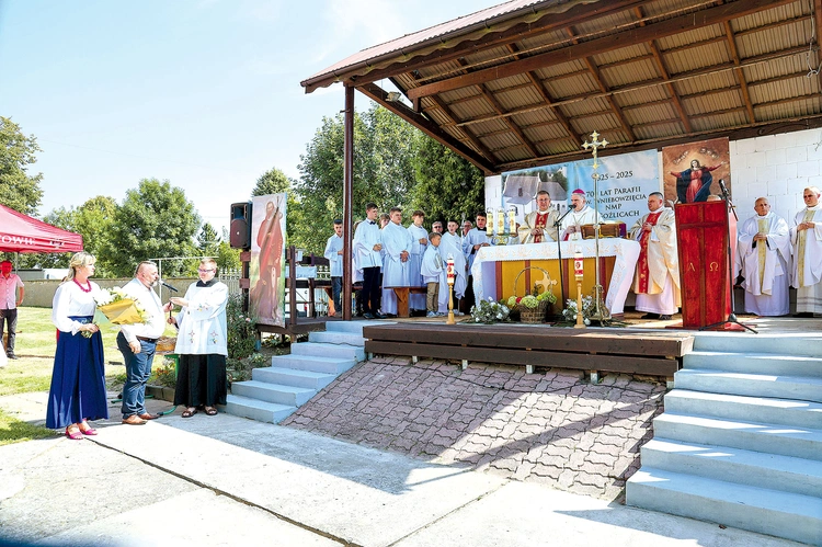 Przedstawiciele parafii powitali biskupa, dziękując  za jego obecność i przypominając najstarsze dzieje wspólnoty.