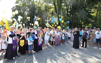 Pątników  na jasnogórskich błoniach witał bp Krzysztof Nitkiewicz.