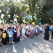 Pątników  na jasnogórskich błoniach witał bp Krzysztof Nitkiewicz.
