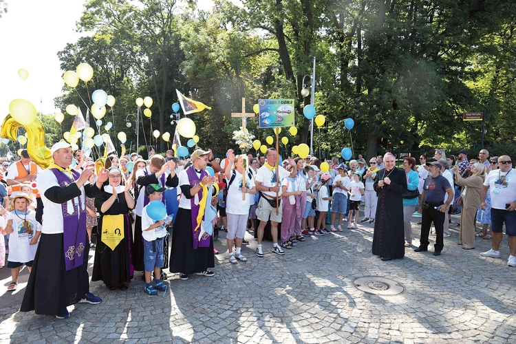 Pątników  na jasnogórskich błoniach witał bp Krzysztof Nitkiewicz.