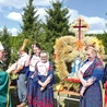 Na zakończenie Eucharystii biskup pobłogosławił dożynkowe wieńce.