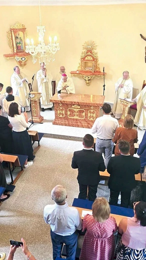 Moment konsekracji ołtarza przez bp. Marka Mendyka.