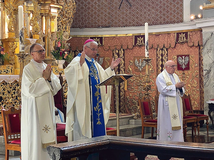  Koncelebransi w czasie uroczystej Eucharystii.