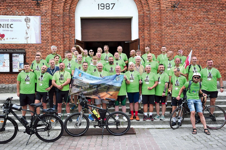 Pielgrzymi tuż przed wyjazdem sprzed kościoła w Wolanowie.