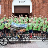 Pielgrzymi tuż przed wyjazdem sprzed kościoła w Wolanowie.