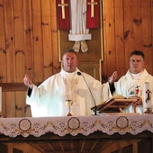  Mszę św. celebrowali ks. Piotr Popis (z lewej) i ks. Rafał Widuliński. 
