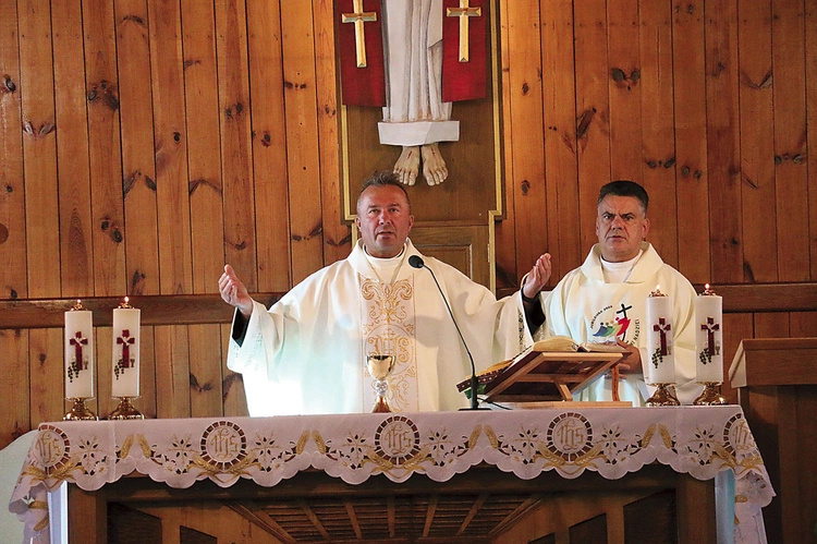  Mszę św. celebrowali ks. Piotr Popis (z lewej) i ks. Rafał Widuliński. 