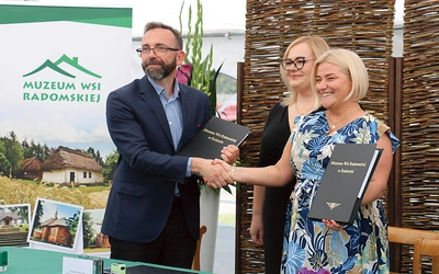 Umowę podpisali dyrektor Muzeum Wsi Radomskiej Ilona Jaroszek, Katarzyna Szymańska, główna księgowa, i Michał Zydroń, prezes zarządu MTM Budownictwo Sp. z o.o. 