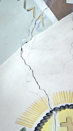 Pęknięcia widoczne są jeszcze wewnątrz kościoła.  