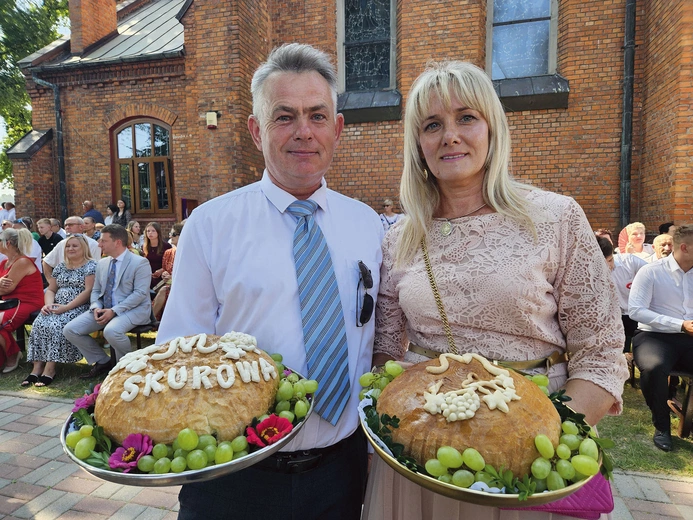 Ponad  20 wieńców żniwnych i płodów  ziemi przywieźli do Przeczycy 15 sierpnia przedstawiciele okolicznych miejscowości. Na zdjęciu Bożena Bartnik, sołtys Skurowej, z mężem. 