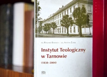 Książka jest cennym dokumentem, pozwalającym prześledzić najważniejsze etapy dziejów tarnowskiego IT.