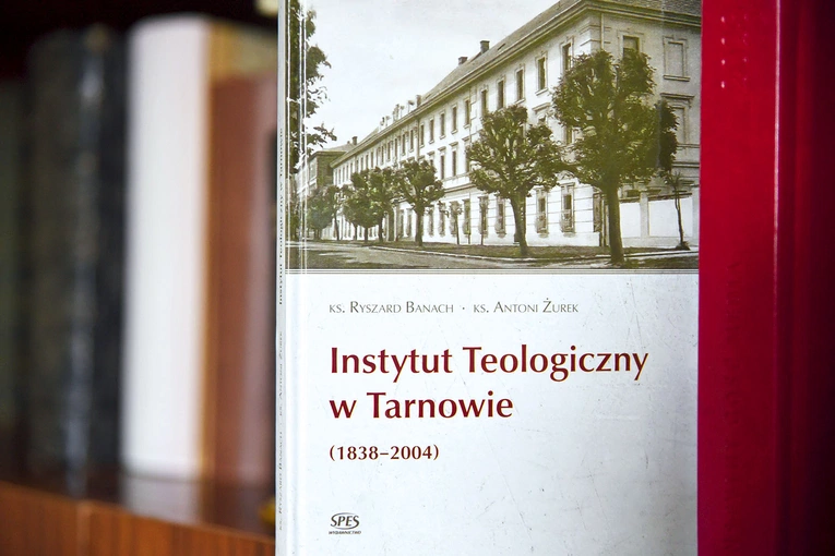 Książka jest cennym dokumentem, pozwalającym prześledzić najważniejsze etapy dziejów tarnowskiego IT.