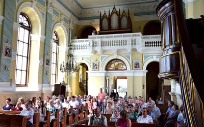Koncert organowy w kościele w Czermnie w powiecie koneckim.