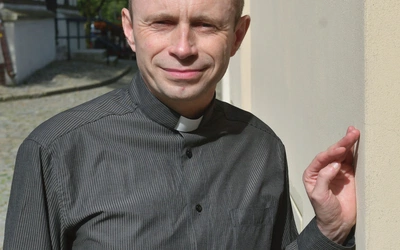 – W związku z tym, że w obozie przebywali  tylko mężczyźni i warunki były trudne, ten wyjazd  jest wyjątkowo tylko dla ojców i synów – wyjaśnia  ks. Piotr Wadowski (na zdjęciu), duszpasterz Katolickiego Stowarzyszenia „Ojcostwo Powołaniem”. Więcej informacji i zapisy na:  ojcostwopowolaniem.pl. 