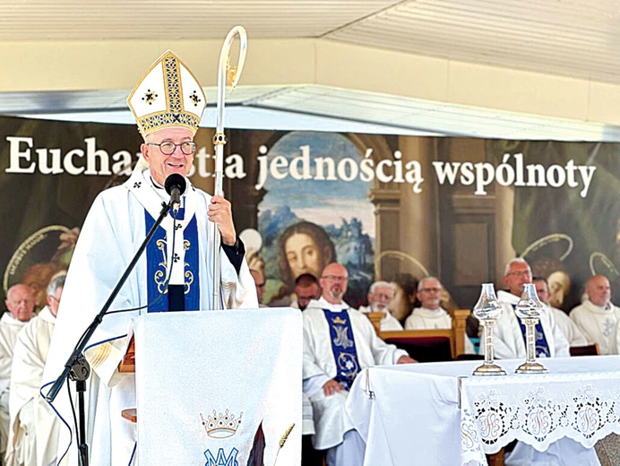 Arcybiskup życzył zgromadzonym, by też byli kiedyś „w niebo wzięci”. 